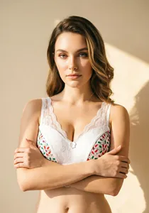 Detailansicht mit elegantem Blumenmuster und Spitzenbesatz am weißen Push-up-BH ohne Bügel