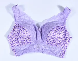 Detailansicht eines lila französischen kabellosen BHs mit Blumendruck und feiner Spitze.