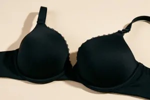 Detailansicht eines schwarzen Still-BHs mit Bügelstütze und Spitzenbesatz am Cup