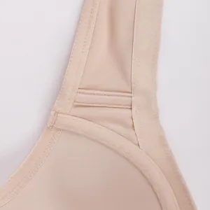 Detailaufnahme des atmungsaktiven Netzgewebes und der breiten Träger eines beigen BHs.