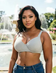 Detailopname van een plus size minimizer bh met beugel in lichtgrijs op een vrouwelijk model