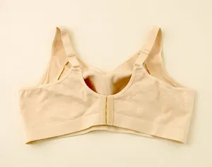 Gedetailleerd achteraanzicht van een comfortabele beige katoenen beha in grote maten