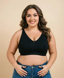 Vooraanzicht van een curvy vrouw in een zwarte draadloze bh met volledige dekking