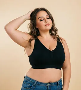 Gedetailleerd vooraanzicht van een comfortabele zwarte plus-size bh zonder beugel op een model