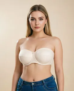 Eleganter hautfarbener trägerloser Push-up-Bügel-BH für Hochzeitskleider am Model