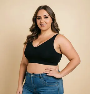 Close-up van een zwarte plus size bh zonder beugel die de pasvorm toont op een model