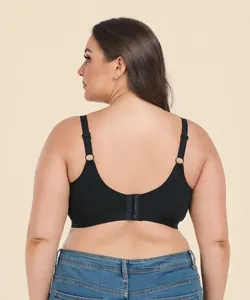 Achteraanzicht van een zwarte plus size katoenen beha zonder beugel met verstelbare bandjes