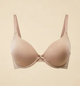 Detailansicht eines nahtlosen nudefarbenen T-Shirt-BHs mit glatten Cups und Schleife