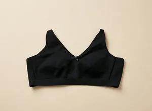 Detail van een zwarte plus size draadloze volledige cup beha met decoratieve strik