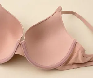 Detaillierte Innenansicht eines nahtlosen nudefarbenen T-Shirt-BHs mit Cup-Futter