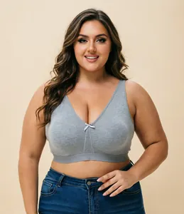 Γκρίζο bralette σε μεγάλο μέγεθος χωρίς μπανέλες με λαιμόκοψη V και φιόγκο σε μοντέλο