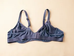 Primo piano del reggiseno ultrasottile blu navy opaco metallizzato con ferretto rinforzato