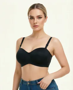 Modell mit nahtlosem schwarzem trägerlosem BH mit rutschfestem Design für Sommerkleider