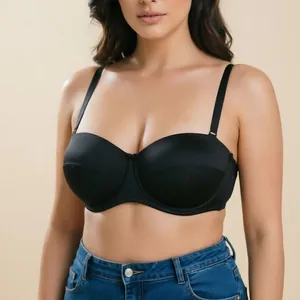 Elegante reggiseno push-up nero senza spalline con ferretto, ideale per i vestiti