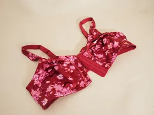 Nahaufnahme eines roten Satin-BHs mit Blumenmuster, bügelfrei und mit Mehrfachverschluss