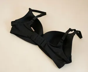 Vista posteriore di un reggiseno nero senza cuciture e senza ferretto con spalline regolabili