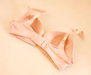 Dettaglio posteriore di reggiseno senza cuciture e ferretto con spalline