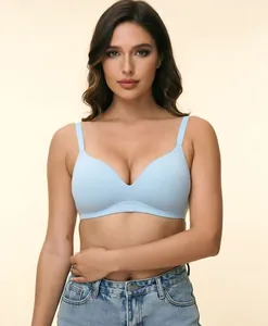 Dettaglio frontale del reggiseno push-up celeste senza cuciture indossato da modella