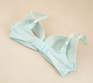 Dettaglio di un reggiseno senza cuciture verde menta con chiusura posteriore da donna