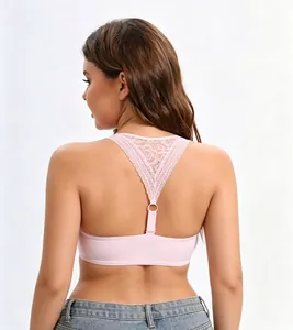 Dettaglio del retro in pizzo rosa di un reggiseno push-up senza cuciture elegante