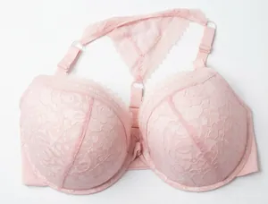 Vista dettagliata del pizzo floreale rosa e della chiusura frontale di questo reggiseno.