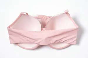 Dettaglio del reggiseno rosa con chiusura anteriore, pizzo e coppe leggermente imbottite
