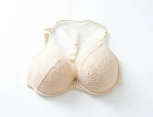 Vista dettagliata del pizzo e della pratica chiusura anteriore del reggiseno push-up