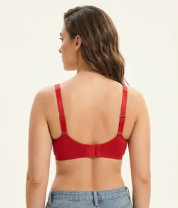 Vista posterior detallada de un sujetador rojo sin aros con tirantes anchos cómodos