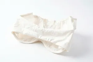 Vista dettagliata di un reggiseno bianco senza cuciture con fibbia anteriore imbottito