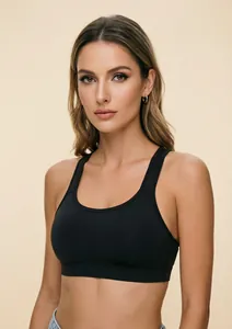 Dettaglio di un reggiseno sportivo nero senza ferretto per yoga e allenamenti in palestra