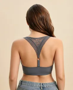 Dettaglio ravvicinato di reggiseno grigio con schiena in pizzo a vogatore.