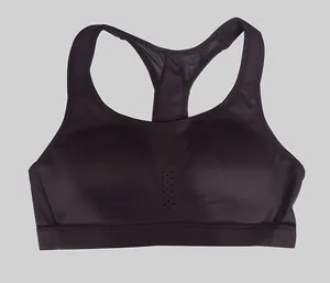 Vista frontale di un reggiseno sportivo nero senza ferretto con dorso a vogatore