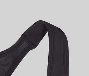 Dettaglio ravvicinato della spallina larga del reggiseno sportivo nero da yoga