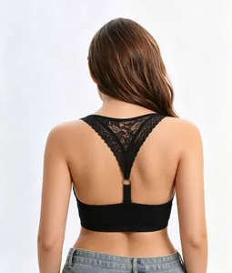 Dettaglio di reggiseno nero con schiena in pizzo a Y e ricami floreali per donna