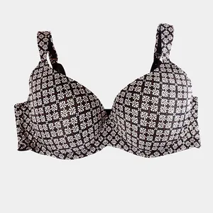 Dettaglio di reggiseno con ferretto taglie forti con stampa floreale bianca e nera.