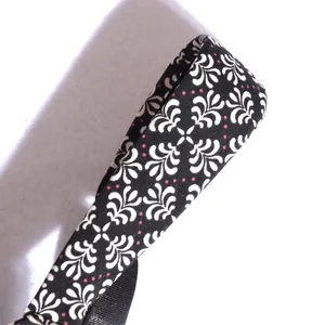 Vista dettagliata della larga spallina con stampa floreale di un reggiseno taglie forti