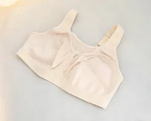 Detailopname van beige sportbeha met hoge dekking voor grote maten en yoga-fitness