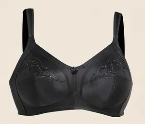 Nahaufnahme eines schwarzen bügellosen BHs mit Stickerei und breiten Komfortträgern.