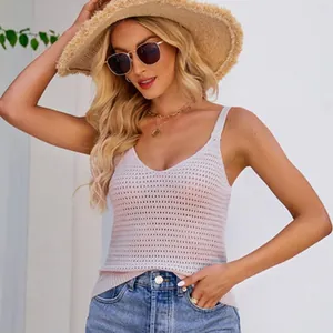 Dettaglio di un top bianco all'uncinetto con scollo a V indossato da una modella