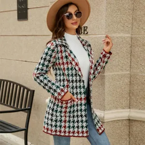 Photo en extérieur d'une femme portant un cardigan en maille pied-de-poule rouge