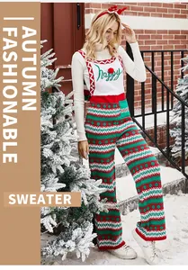 Vue détaillée de la salopette de Noël en tricot avec motifs de flocons et texte happy brodé