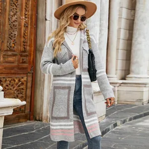Long gilet en maille grise avec rayures blanches et motifs géométriques élégants