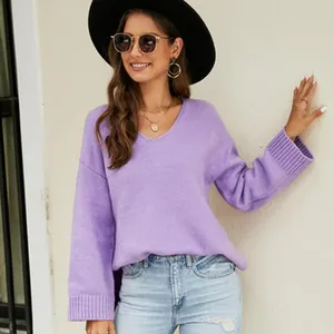 Vista dettagliata di un maglione in maglia viola con scollo a V, vestibilità comoda e morbida
