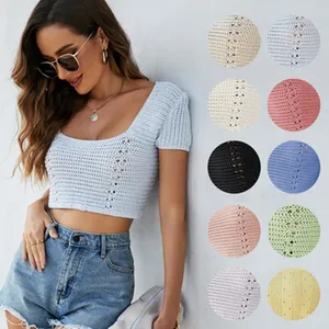 Dettaglio della trama del crop top in maglia all'uncinetto in dieci diverse opzioni di colore