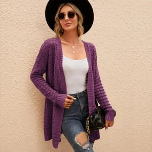 Détail d'un gilet en maille crochet violette pour femme avec rayures et devant ouvert