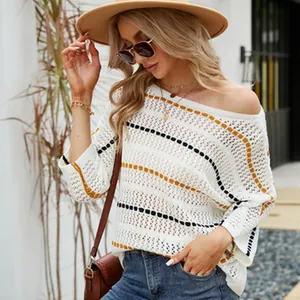 Dettaglio di un maglione in maglia traforata bianca con strisce arancioni e nere