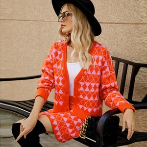 Dettaglio ravvicinato di un set cardigan e gonna in maglia a rombi arancio e rosa