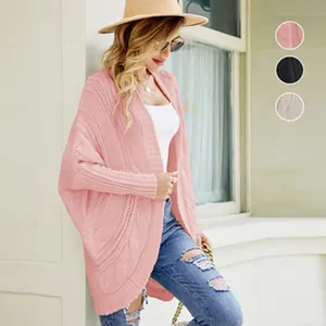 Élégant gilet en maille rose surdimensionné pour femme, look chic pour la saison d'automne.
