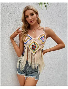 Détail de ce haut court bohème fait main au crochet avec des franges et des motifs ethniques