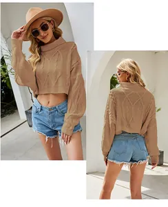 Vorder- und Rückansicht eines schicken beige bauchfrei Zopfmuster Rollkragenpullover Damen